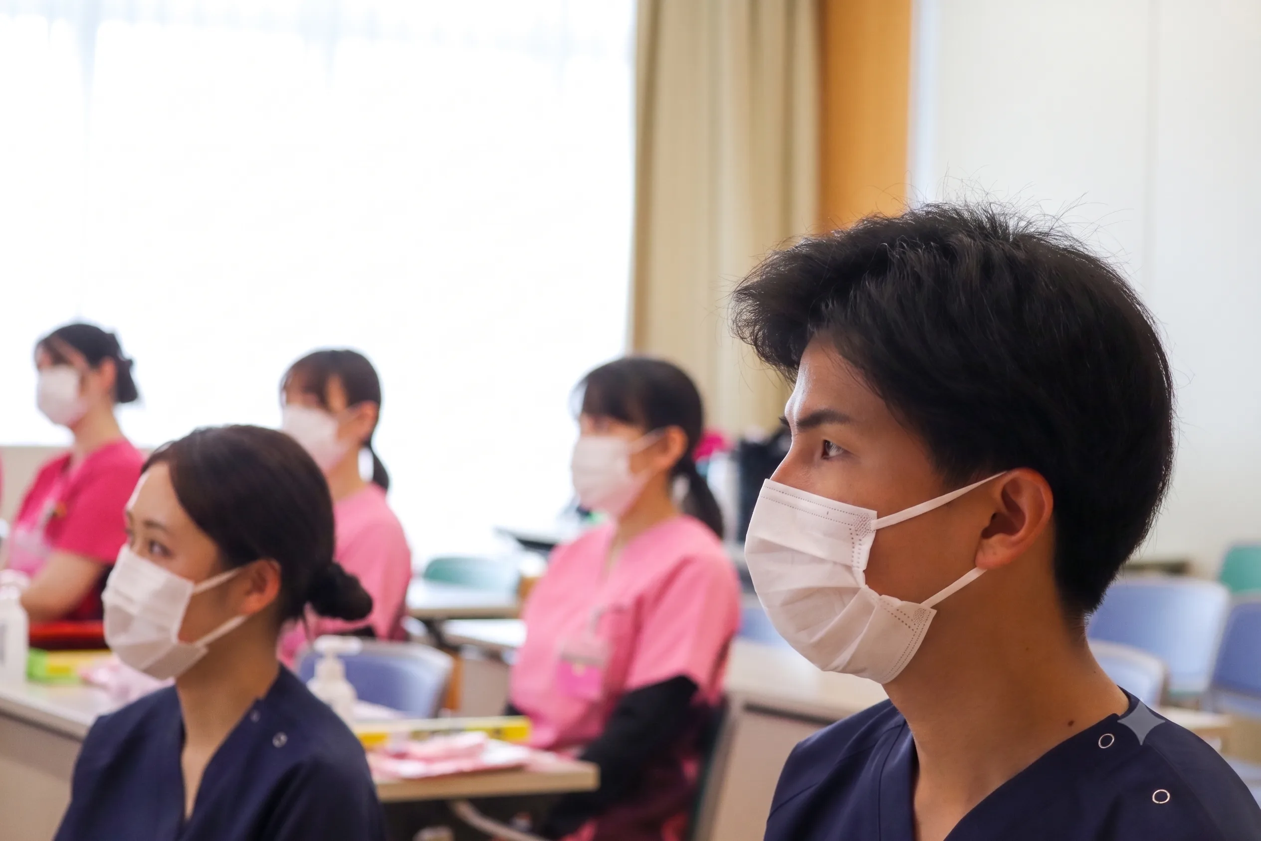 講義を熱心に聴く新人看護師の皆さん