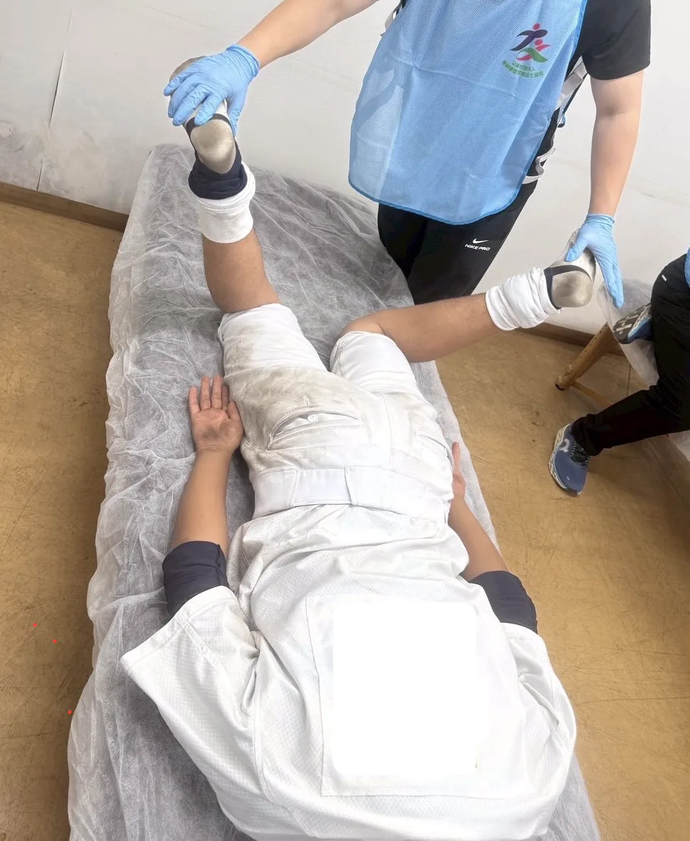 ストレッチを受ける学生の写真